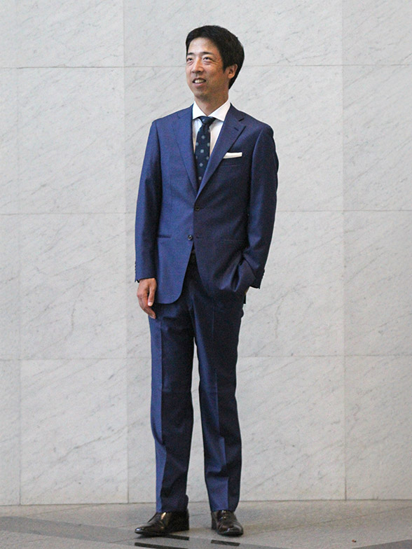 日差しの下でも映えるブルー