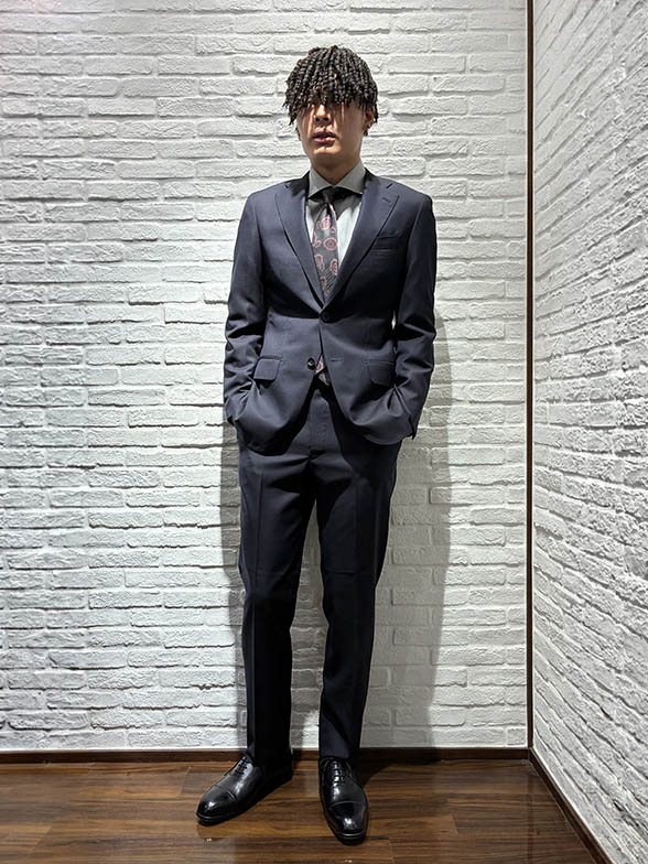 晴れの日を彩るネイビースーツ