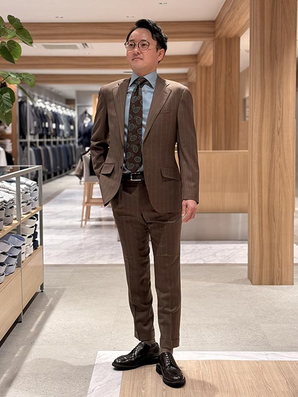 トレンド感漂うブラウンストライプスーツ