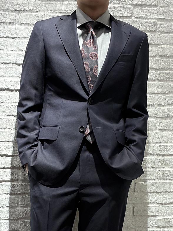 晴れの日を彩るネイビースーツ