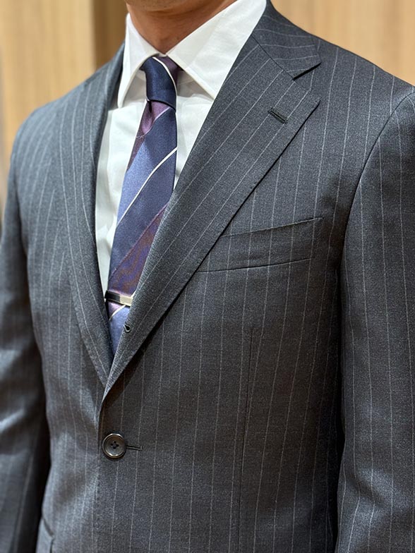 クラシックが際立つチョークストライプスーツ