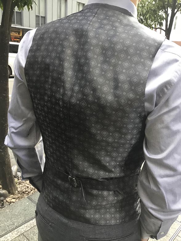 裏地でさりげなく個性をプラス