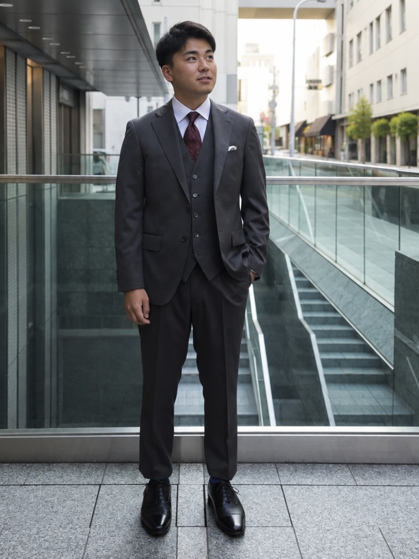 上品な艶が引き立つグレーのスリーピーススーツ