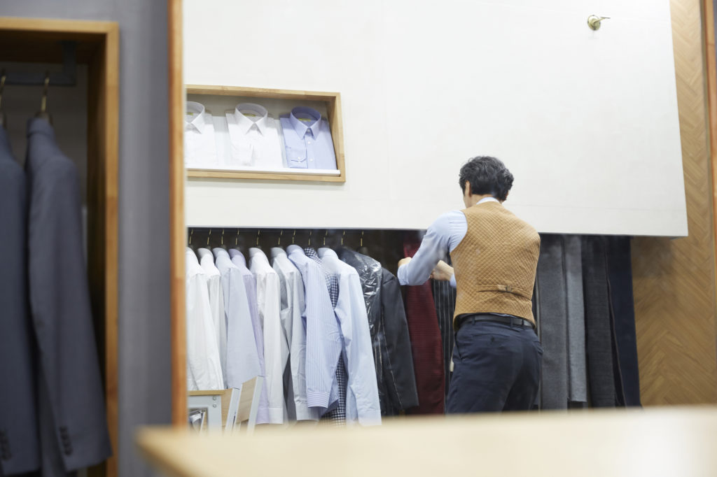 正しいスーツの収納方法 着用時にビシッときるためには ビジネスマンのためのスーツ関連コラム オーダースーツなら株式会社オンリー
