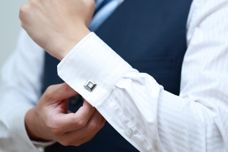 「カフス」とは？種類や正しいつけ方をチェック！｜オーダースーツのONLY
