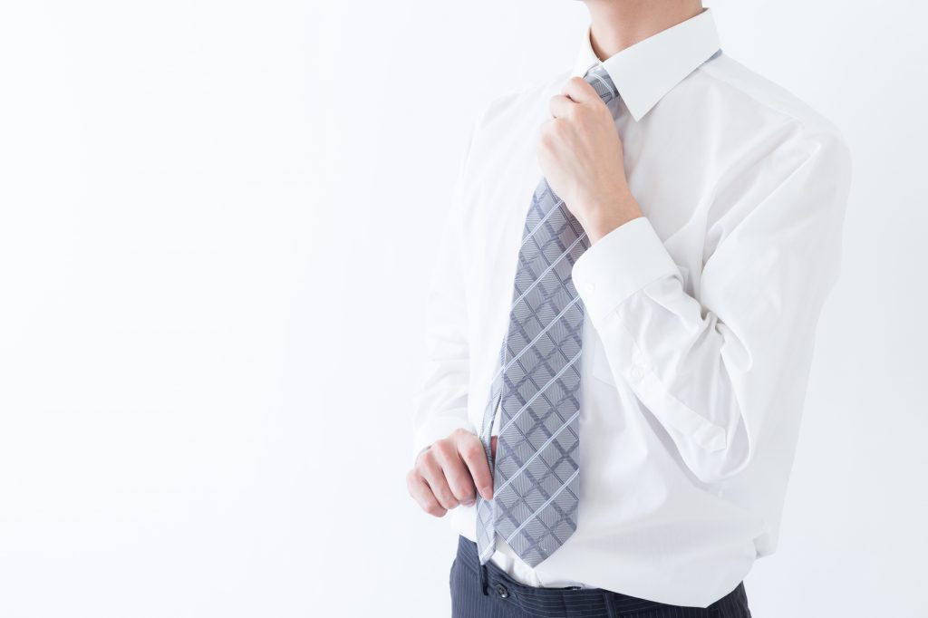 ネクタイの持ち運びはどうすればいい？便利な方法を大公開！｜オーダースーツのONLY