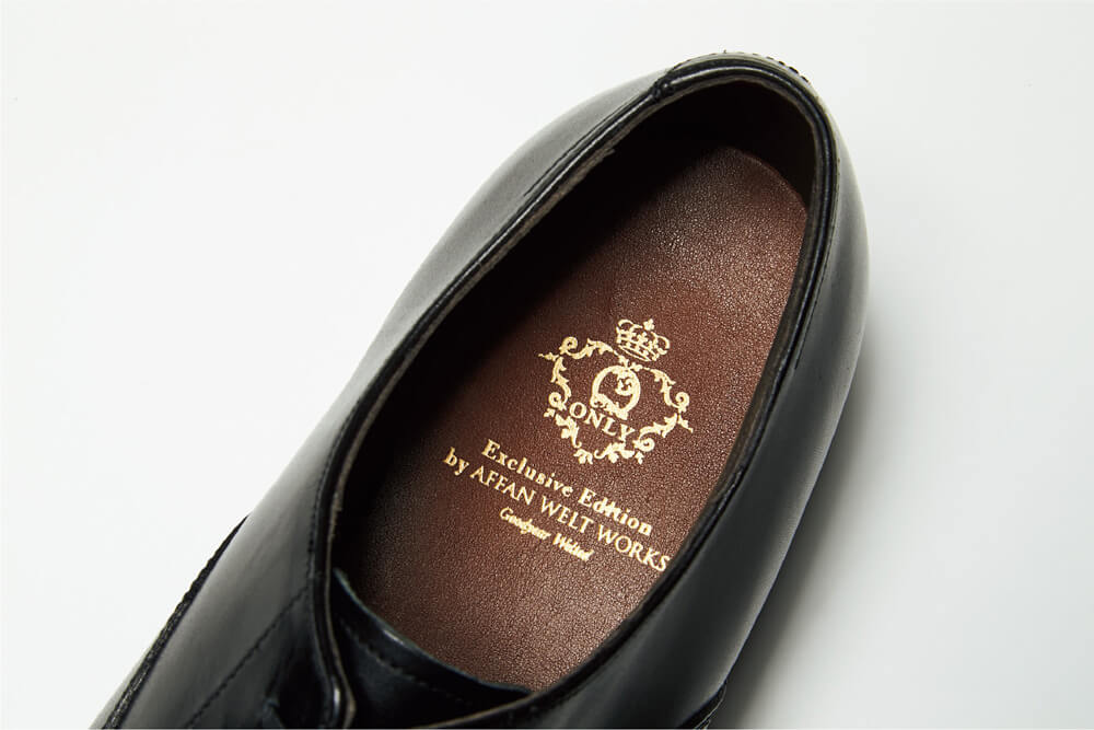 本革インソールに施されたゴールドの箔押しが高級本格靴の趣。