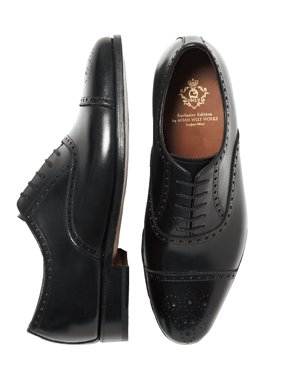 バーツの切り替えに合わせて穴飾りを施した「セミブローグ」靴。英国のカントリー・ジェントルマンに愛されてきた意匠靴が、スーッを着慣れた大人の証です。