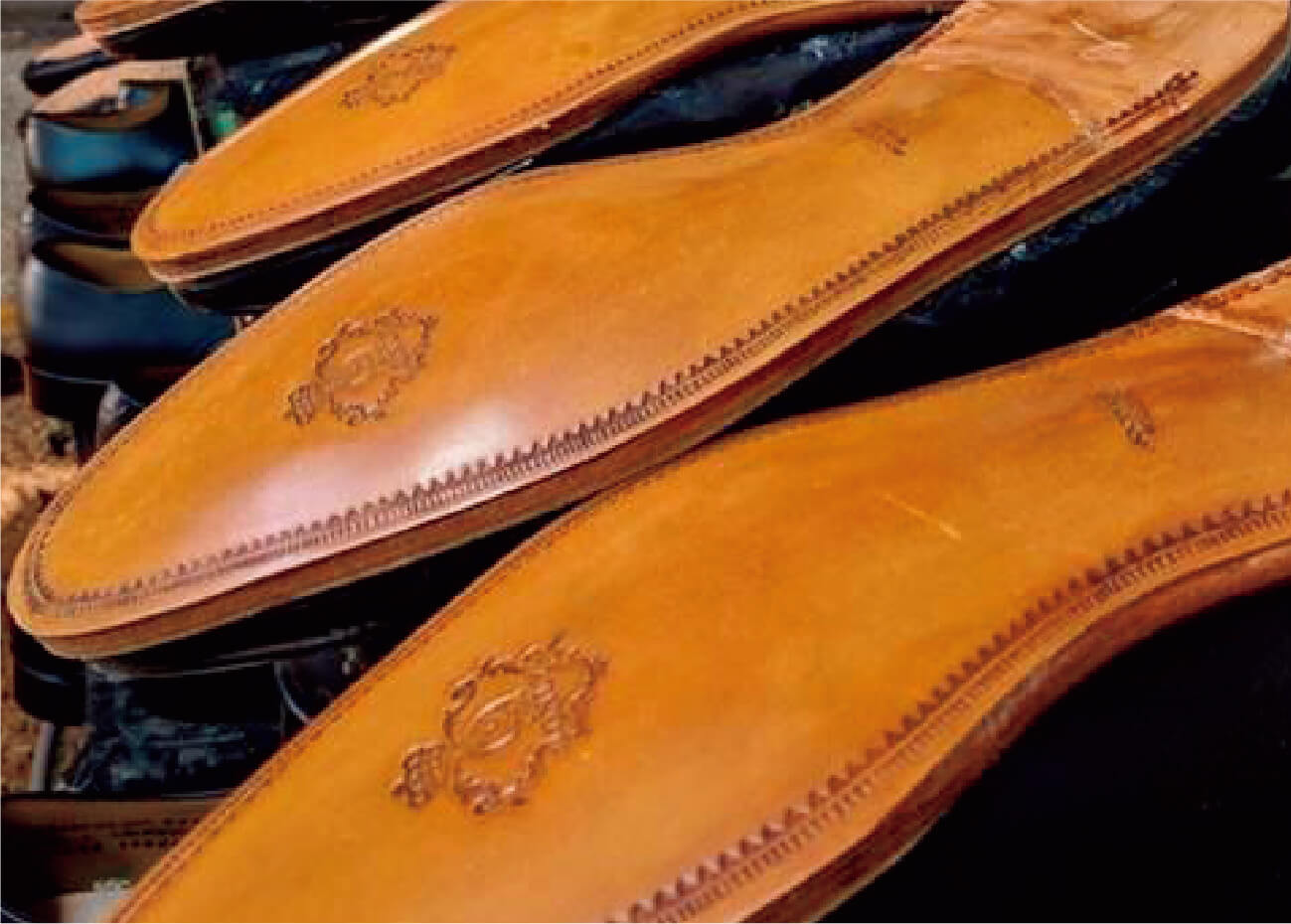 「グッドイヤーウェルト製法」とは、印革と靴底を「ウェルト」と呼ばれる革の帯でつなぎ合わせる製靴技法です。