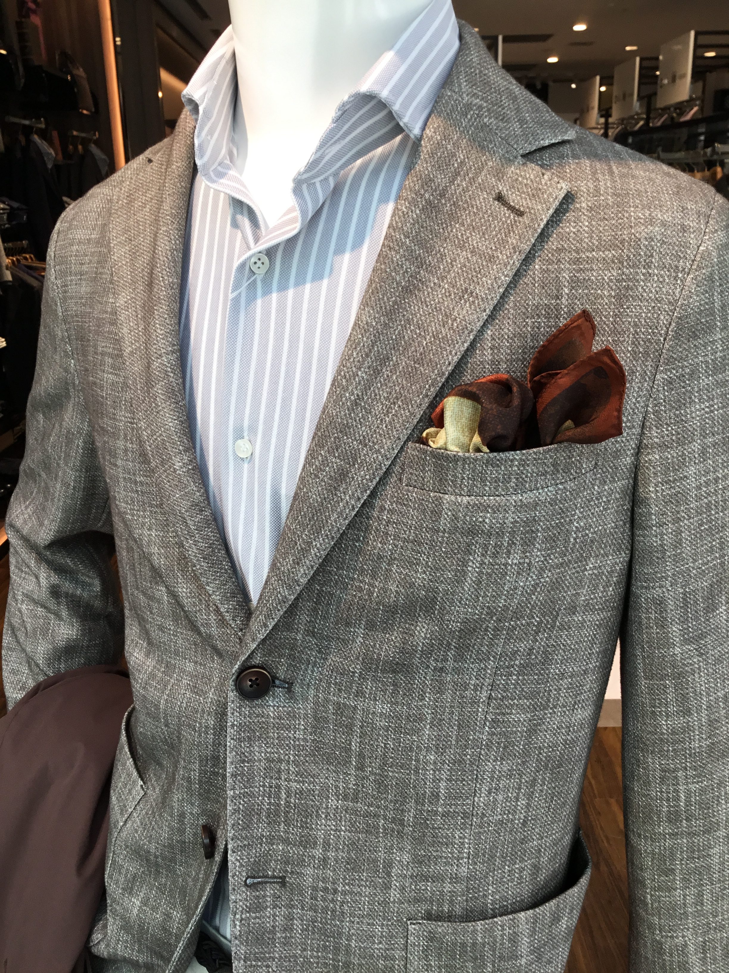 日本最大のブランド スーツ職人がつくったポケットチーフ リネン100% 右肩上がり
