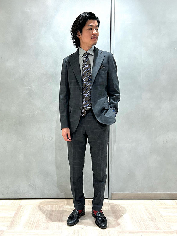 落ち着いた配色のチェック柄セットアップ