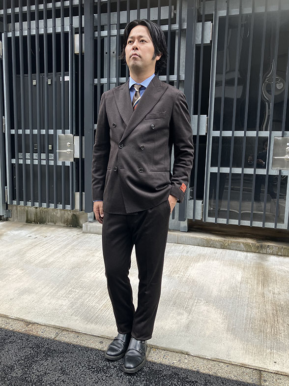 ブラウン×オレンジで秋らしいクラシック