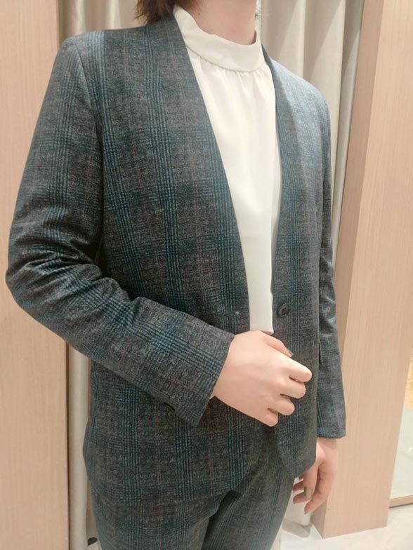 柔らかさと上品さを両立したチェックスタイル。