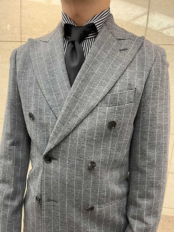 ストライプ・オン・ストライプで際立つ洗練。