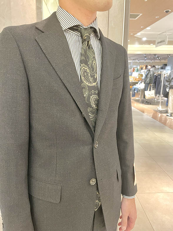 シックさとアクセントを両立した冬の装い