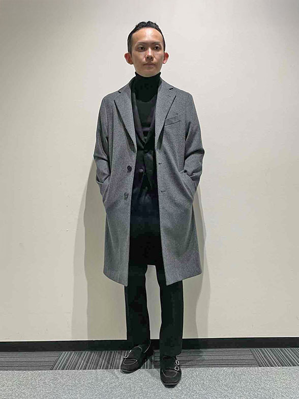 軽やかカシミヤで叶える上品モノトーン