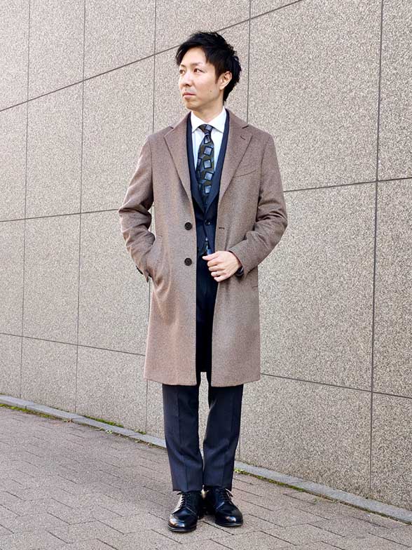 冬の装いを格上げする、ブラウンベージュ。