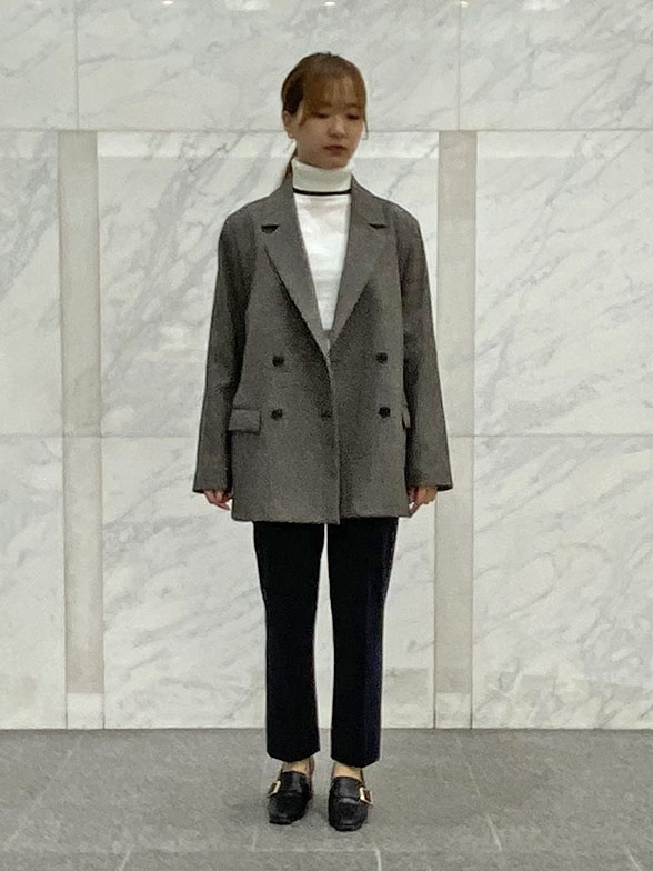 ネイビーで引き締める上品カジュアル