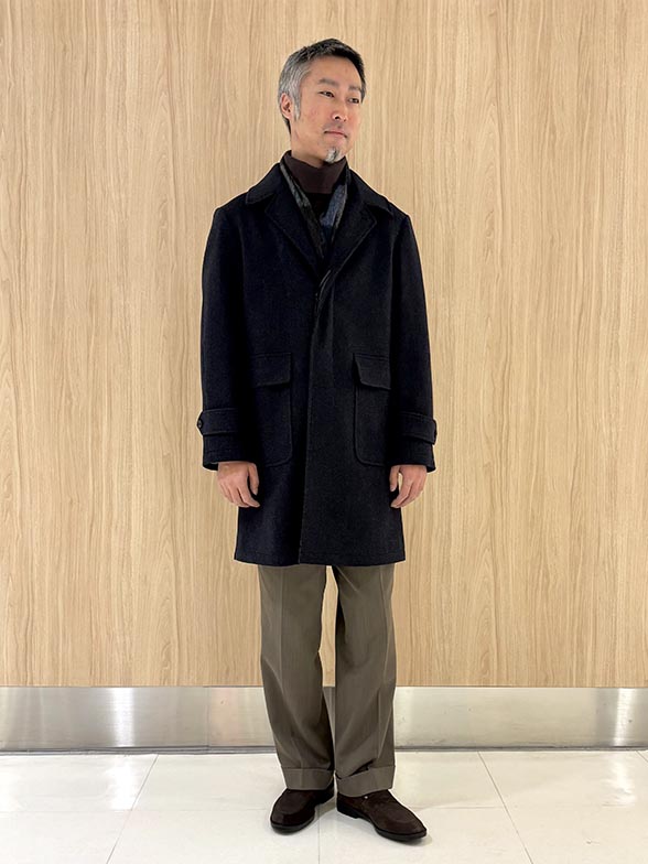 ニット×スエードで大人カジュアル