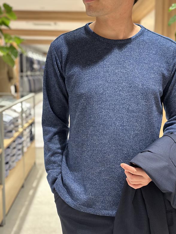 オフィスに馴染む、洗練ブルースタイル