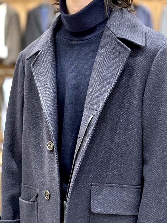 大人の余裕を纏うクラシカルオーバーコート