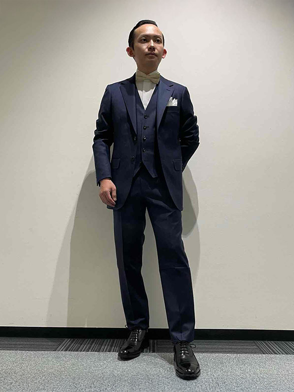 上品さ際立つブルーコーディネート