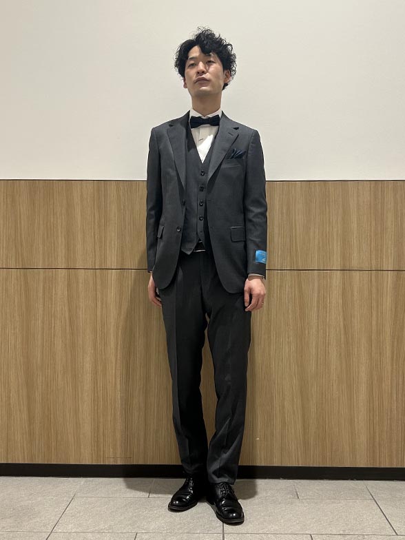 高級感漂うグレーのスリーピース