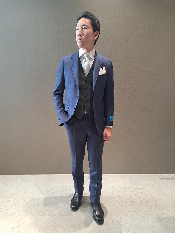 セレモニーを彩るスリーピーススーツ