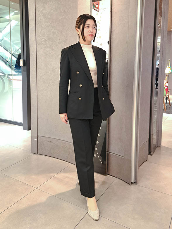 メタル釦がつくる軽やかな表情