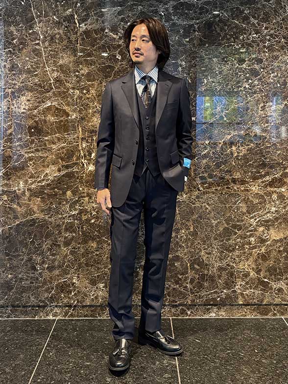 特別なシーンにふさわしい王道スリーピース