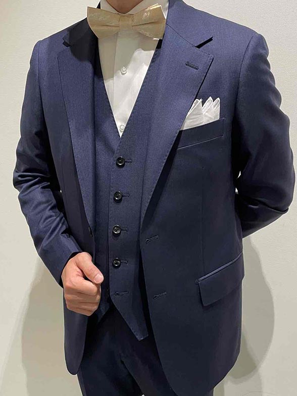 上品さ際立つブルーコーディネート