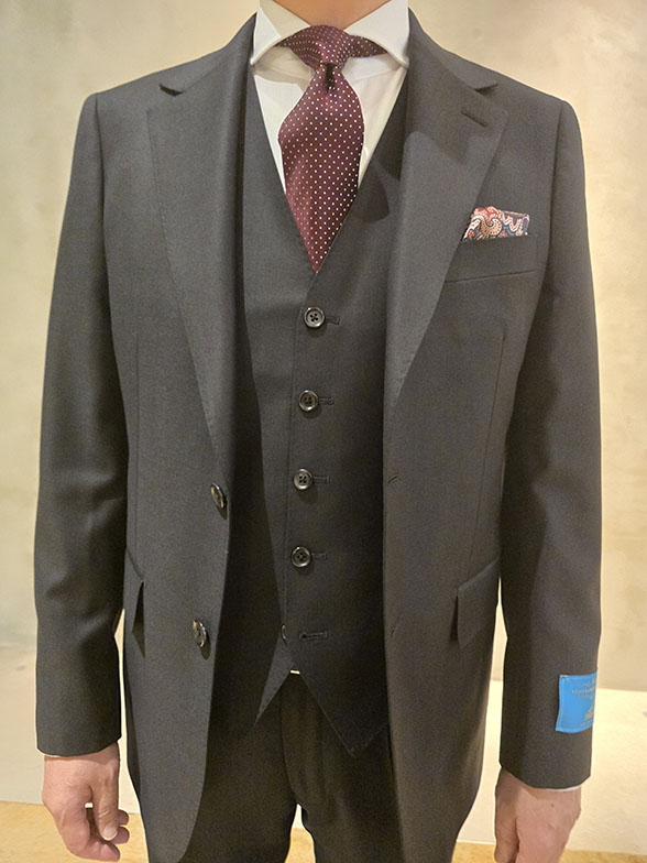 ブライダルシーンを彩る正統派スーツ