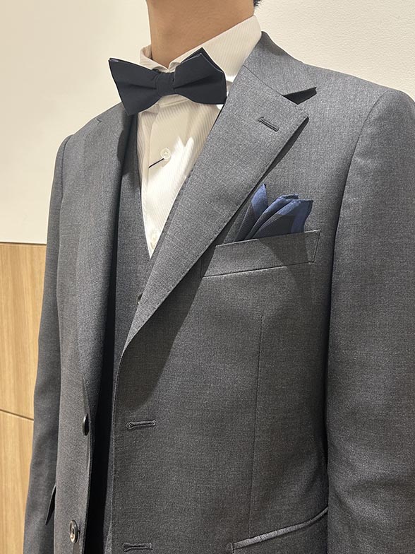 高級感漂うグレーのスリーピース
