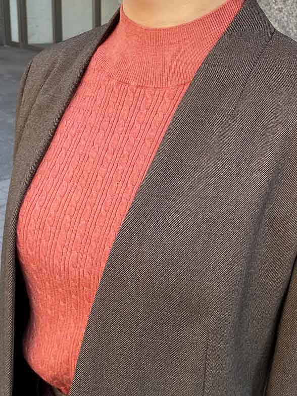 ニットが映えるノーカラースタイル