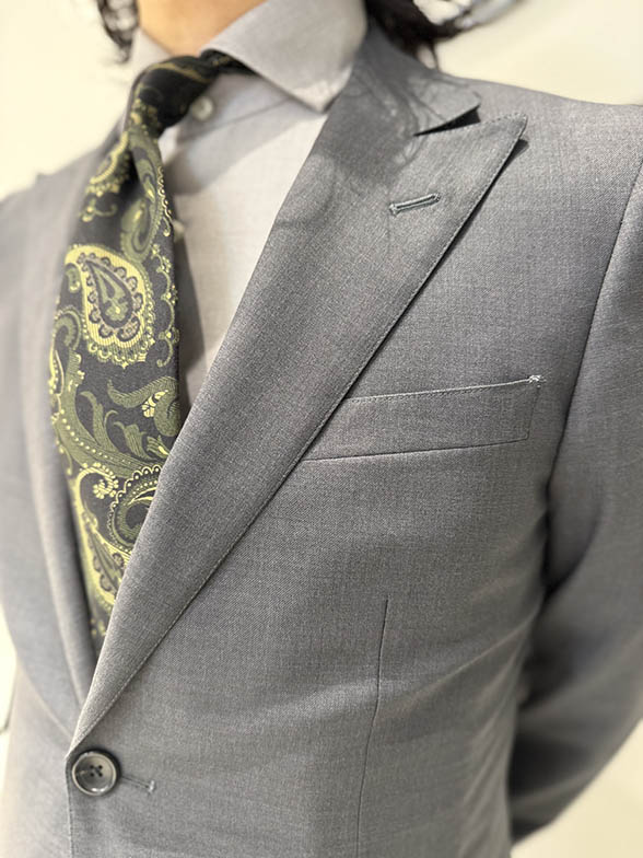 極が引き立てる大人の余裕