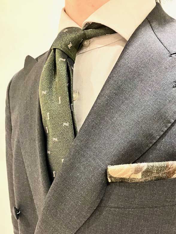 ダブル仕立てが映える洗練シルエット