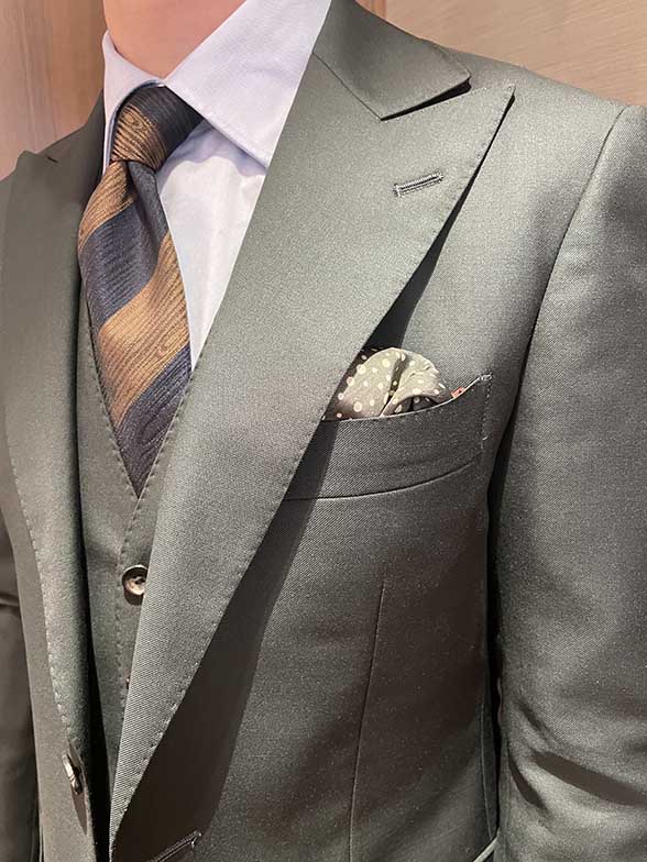 晴れの日にふさわしい大人の装い