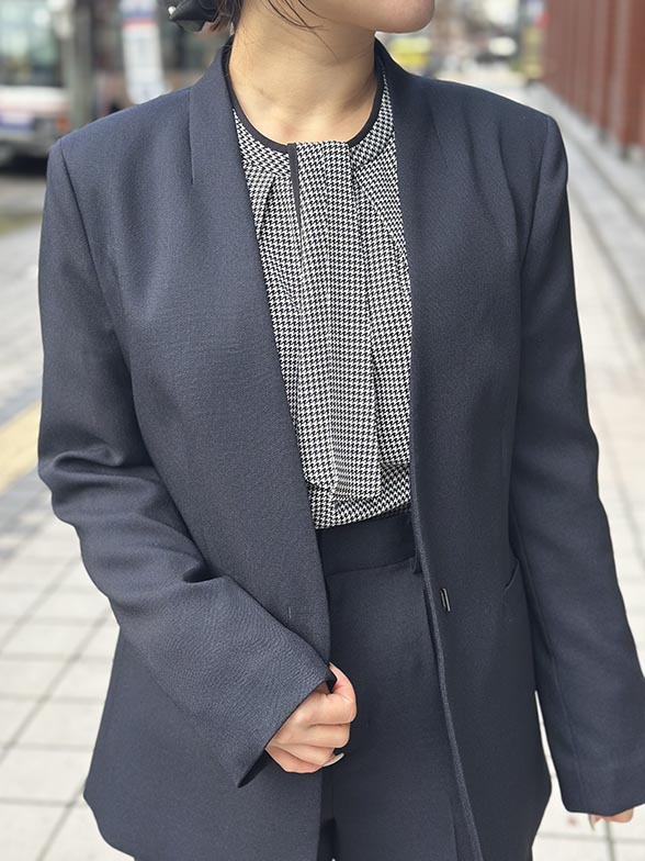 柔らかな雰囲気を引き立てるノーカラースーツ