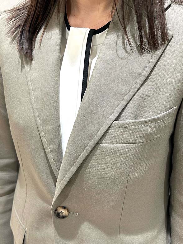 ベージュで魅せる凛とした佇まい。