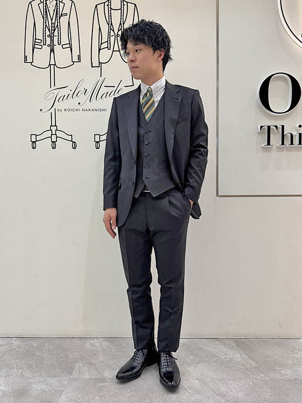 軽やかさで選ぶ大人グレー