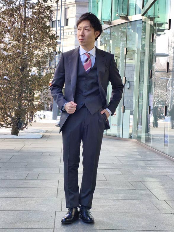 清潔感が映えるチャコールグレー