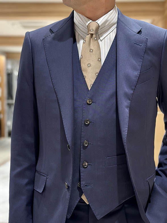 主役を引き立てる春のネイビー