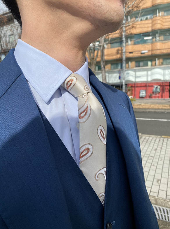 目を引く鮮やかなブルー