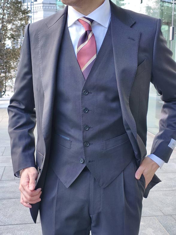 清潔感が映えるチャコールグレー