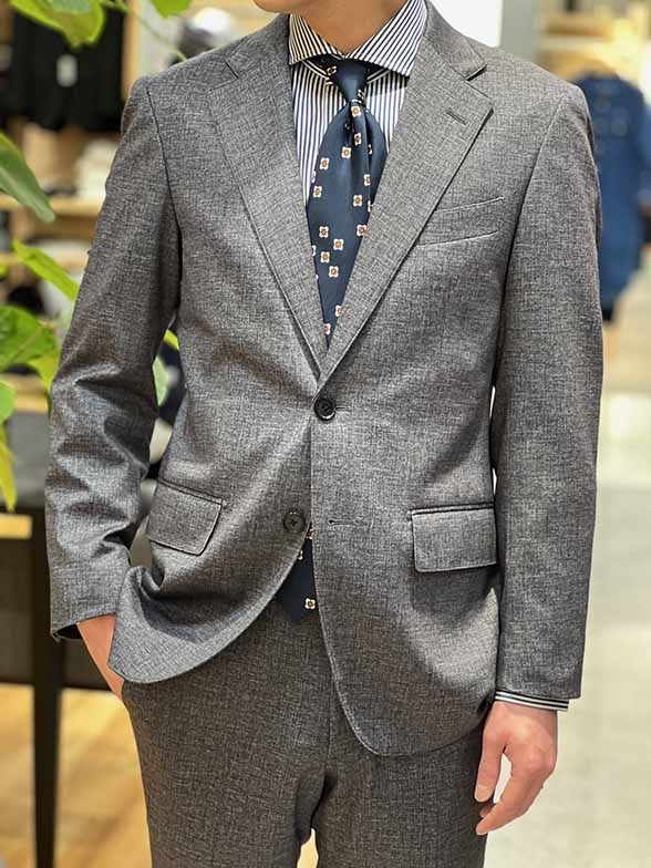 シンプルだからこそ映える、柄のアクセント。