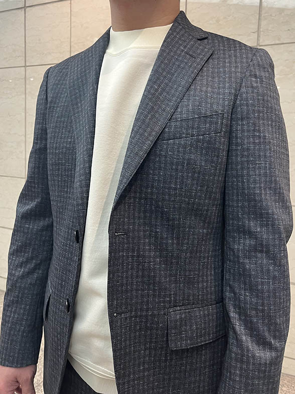 スポーティーに魅せる新しいビジネスカジュアル