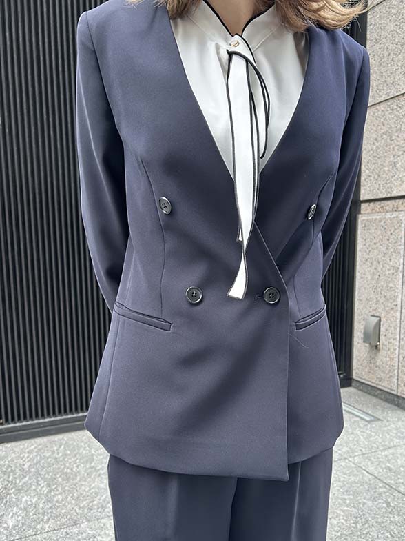 セレモニーにも映える上品ネイビー