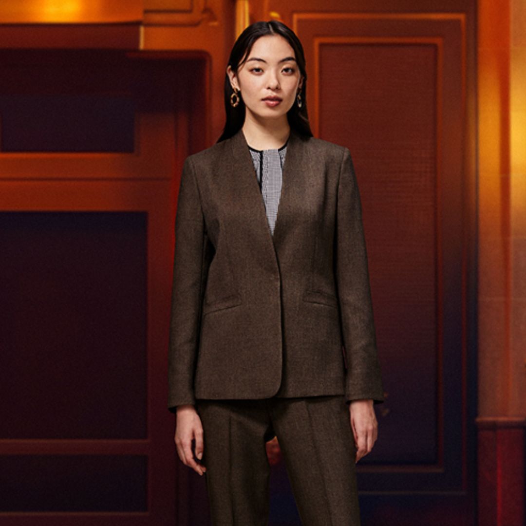 ヒップがしっかり隠れる着丈でドレッシーな仕上がり