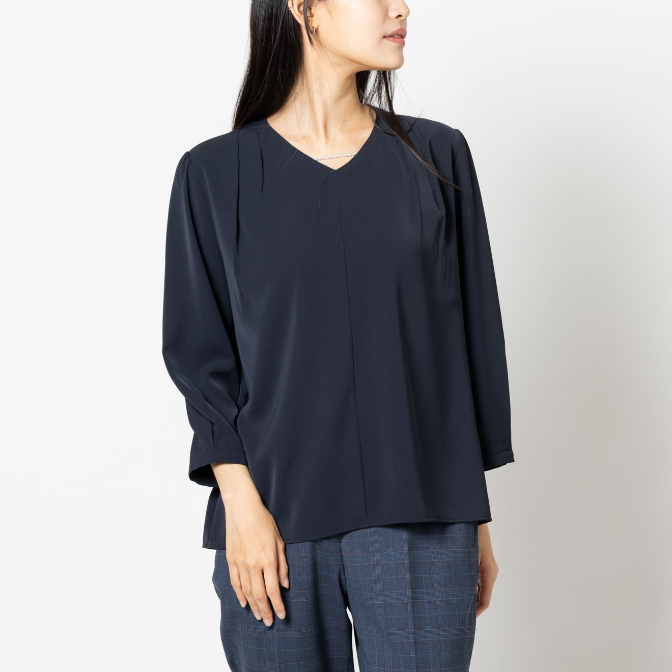 七分丈 / パール付き Vネック ブラウス ネイビー