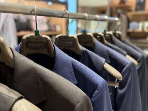 【友達との思い出をかっこいいスーツでバシッと決めたい貴方へ】ONLY福岡天神店